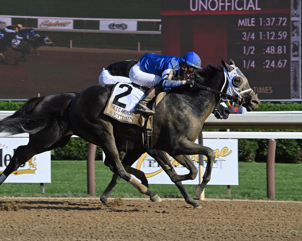 Wet Paint (#2 outside) and Sacred Wish take it to the wire in the Coaching Club American Oaks. (Susie Raisher)