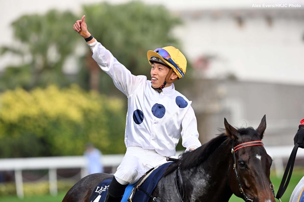 Vincent Ho returns victorious with Golden Sixty. (Alex Evers/HKJC Photo)