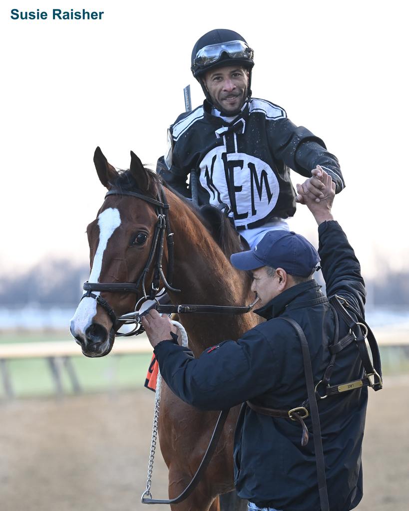 Kendrick Carmouche post-race aboard a very perky Hot Fudge. (Susie Raisher)