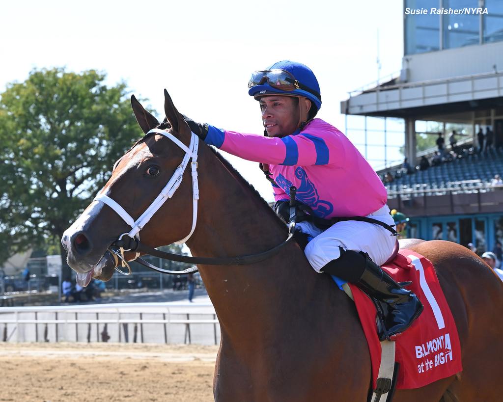 Manny Franco gives Sacrosanct a well-earned pat. (Susie Raisher)