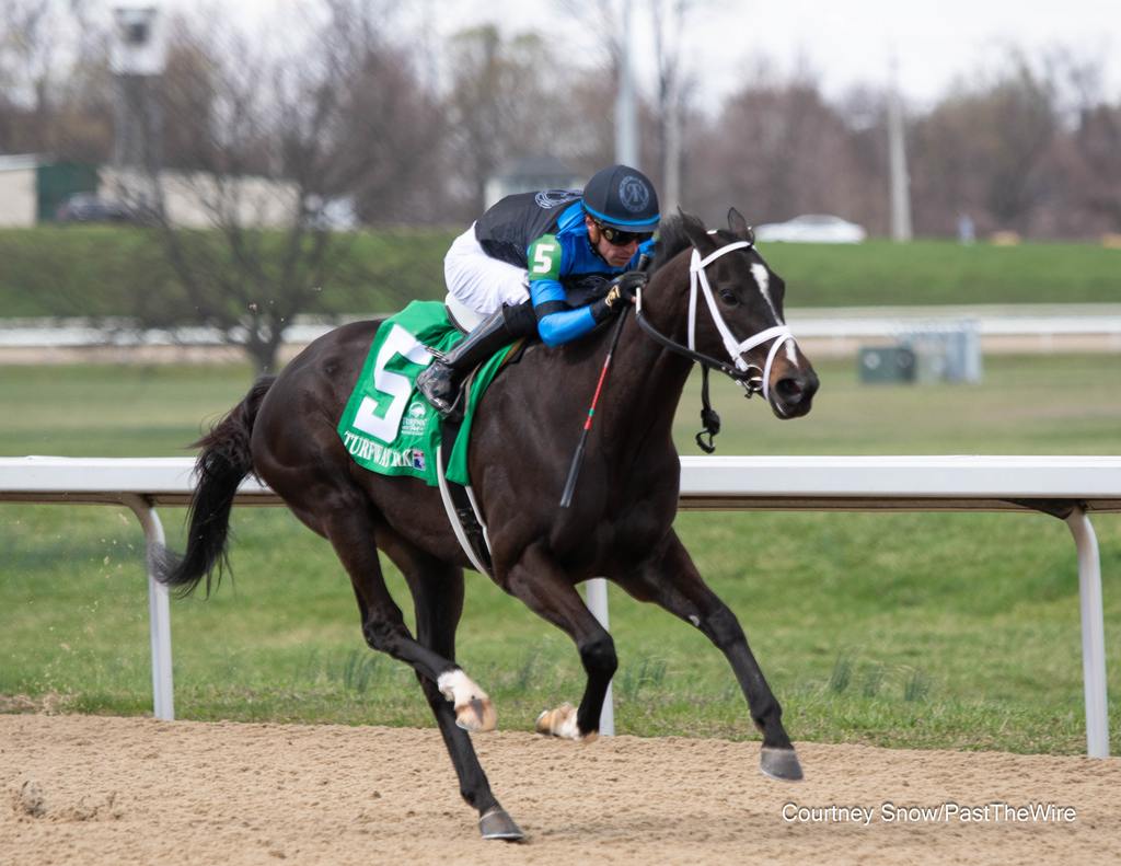 Dana’s Beauty scoring the Latonia at Turfway. (Courtney Snow/Past The Wire)