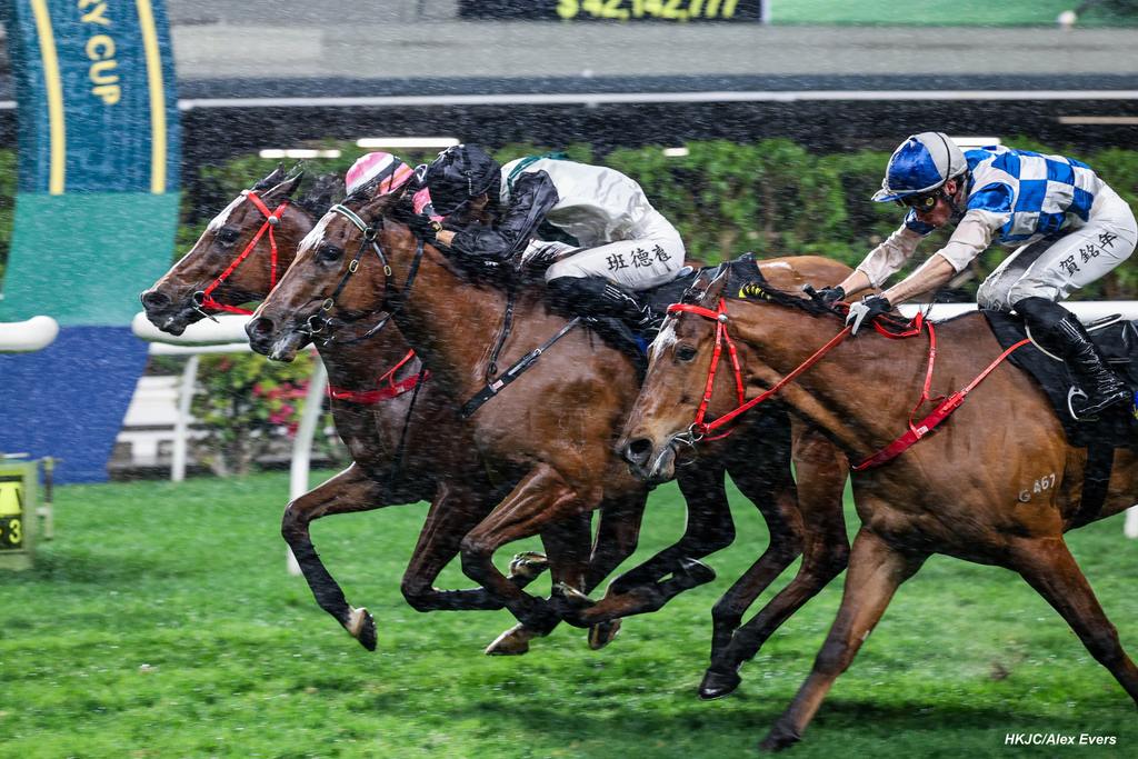 Romantic Son (black cap) edges out Beauty Infinity to give Harry Bentley a double. (HKJC?Alex Evers)