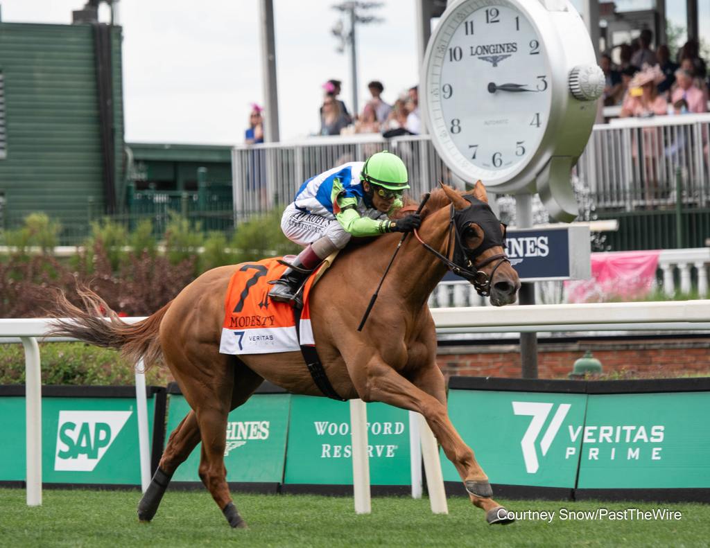 She Feels Pretty struts her stuff in The Modesty. (Courtney Snow/Past The Wire)