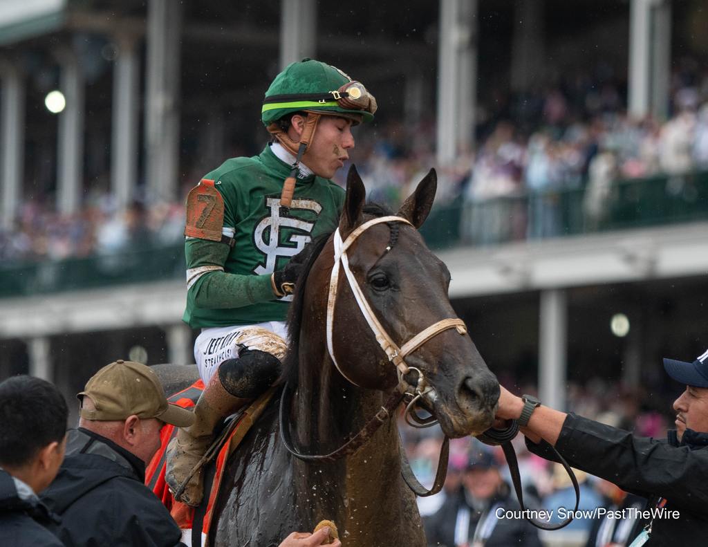 Heading to the winner's circle. (Courtney Snow/Past The Wire)