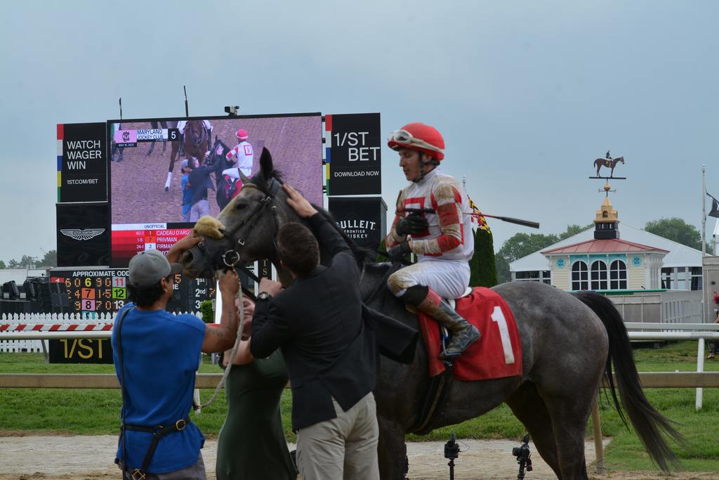 Trainer Niall Saville gives Cadeau D'Argent a pat for the win as Tyler Conner gets a daily double. (Barbara Singer/Past The Wire)