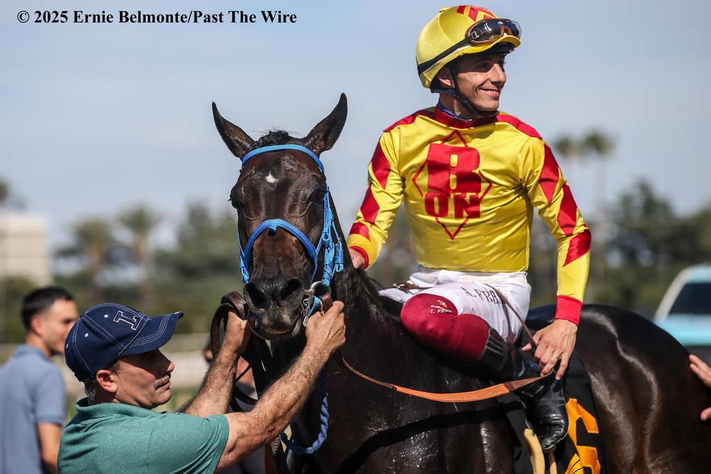 Heading to the winner’s circle. (Ernie Belmonte/Past The Wire)