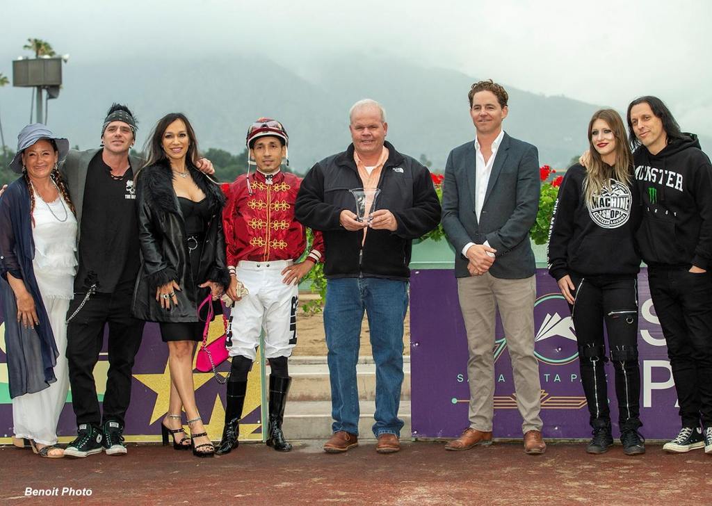 The happy connections. (Benoit Photo)