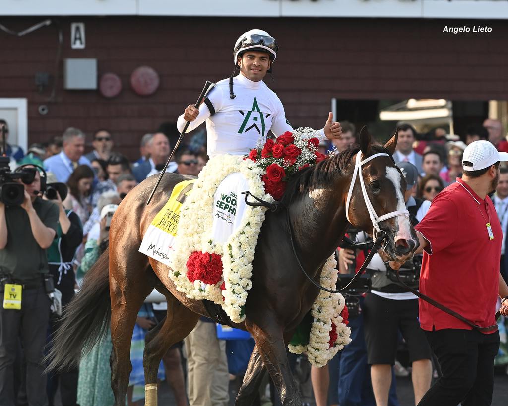 Patch Adams and Luis Saez score the Woody Stephens. (Angelo Lieto)