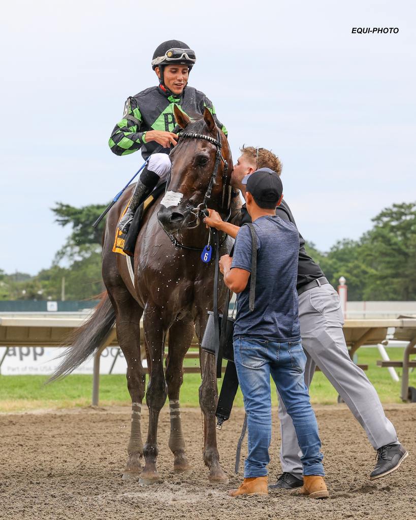 Panagiotis “Peter” Synnefias give Surface to Air a congratulatory kiss. (Nikki Sherman/EQUI-PHOTO)