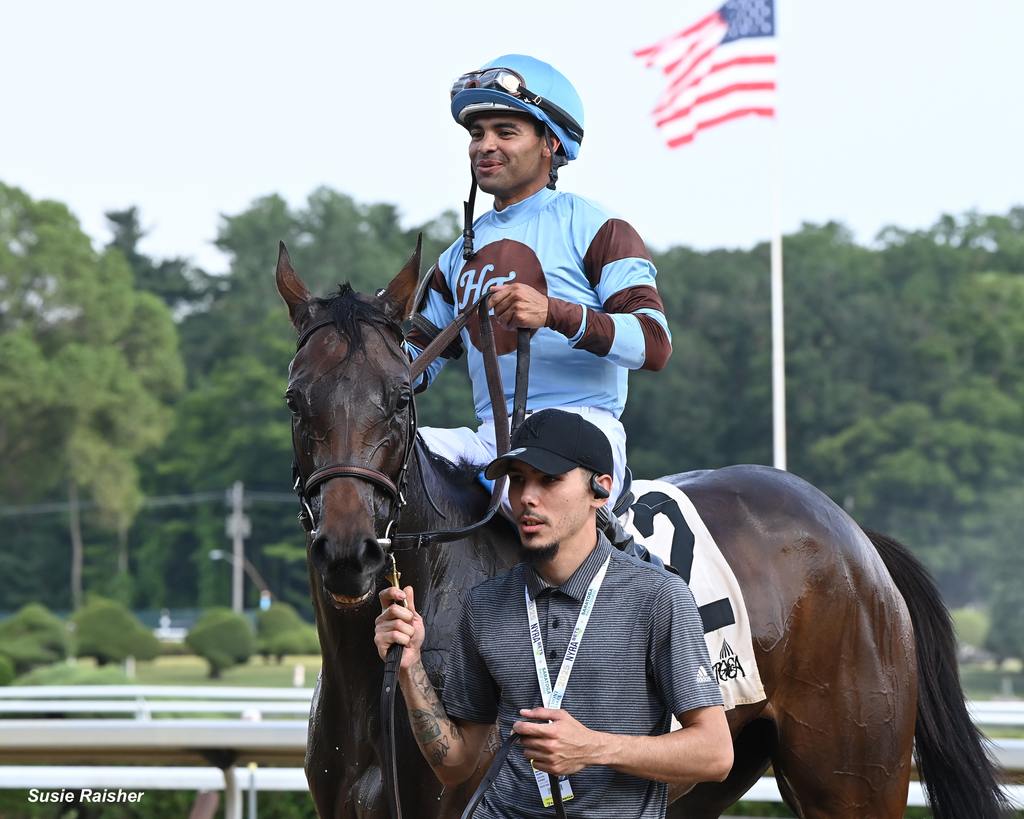 Italian Soiree and Luis Saez head to the winner’s circle. (Chelsea Durand)
