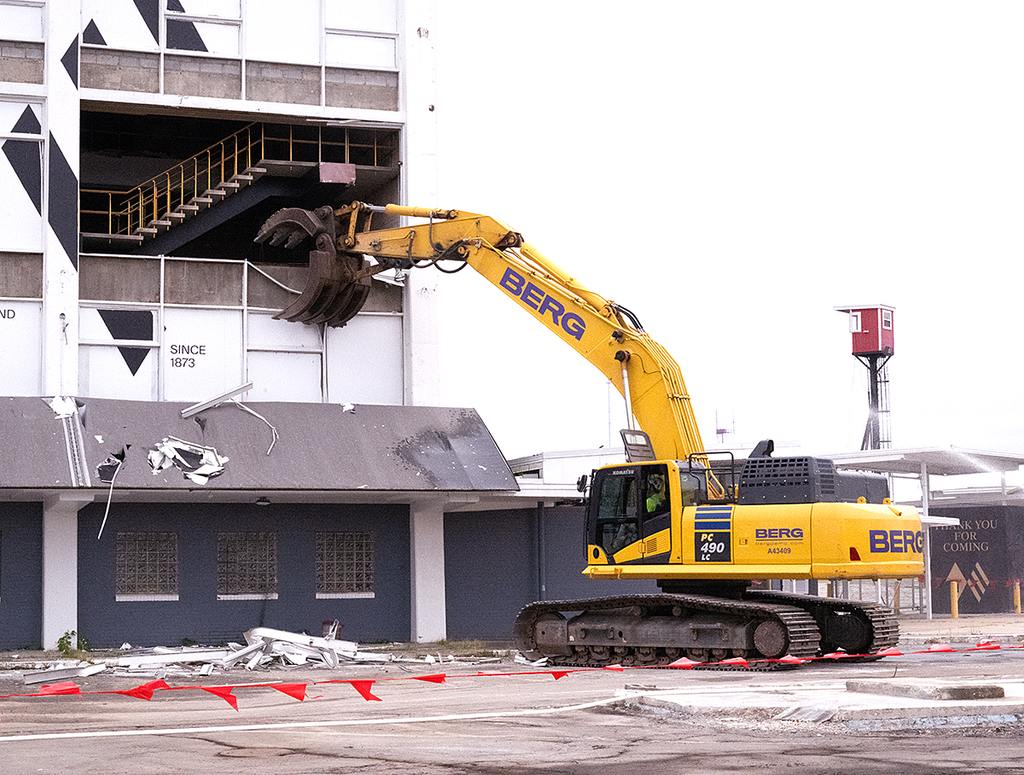 The iconic terrazzo and gilt aluminum free-standing staircase can be seen through the gap in the outer wall of Pimlico’s clubhouse. (TMJC Photo)