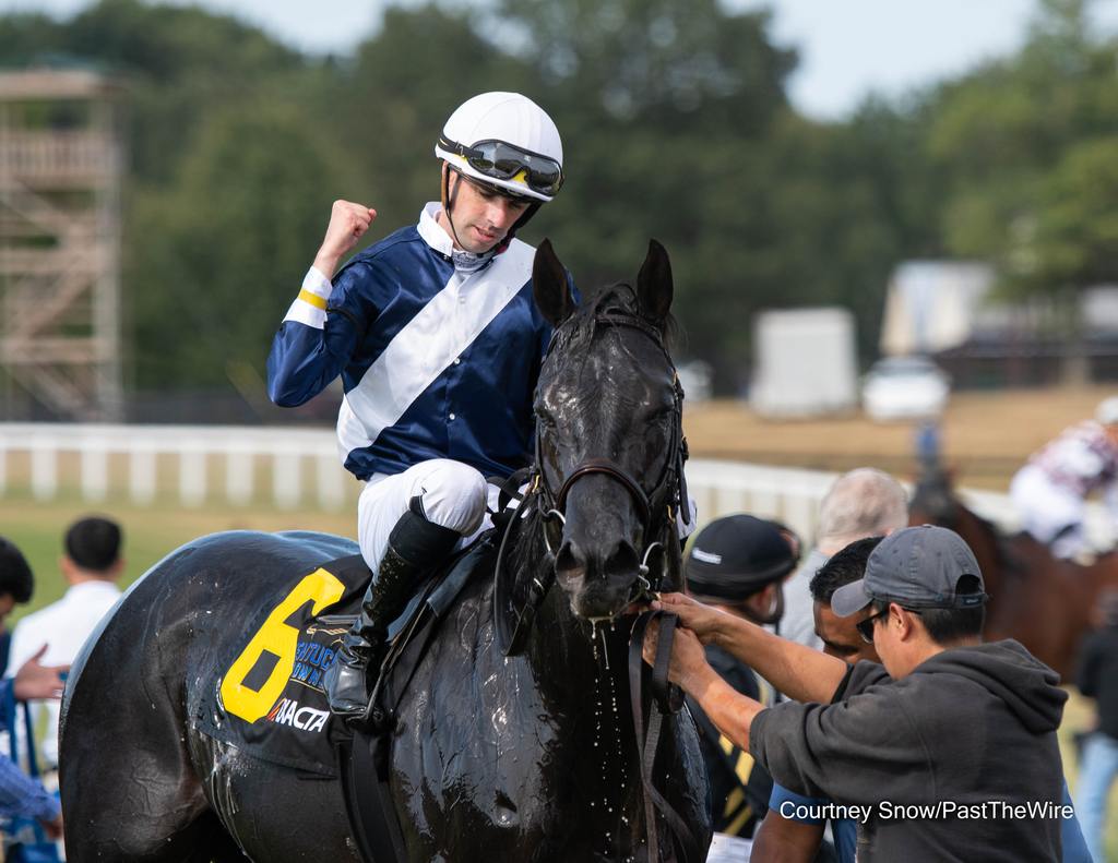 Florent Geroux and Plensa head to the winner’s circle. (Courtney Snow/Past The Wire)
