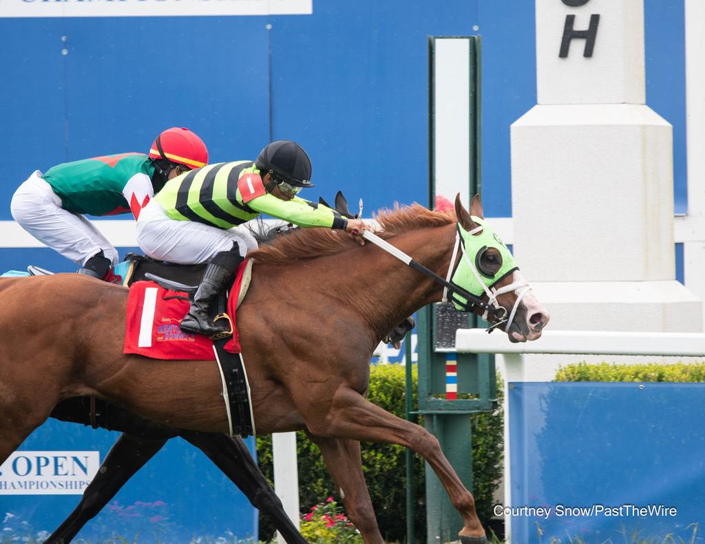 Risk Management fights for the win in Race 2. (Courtney Snow/Past The Wire)