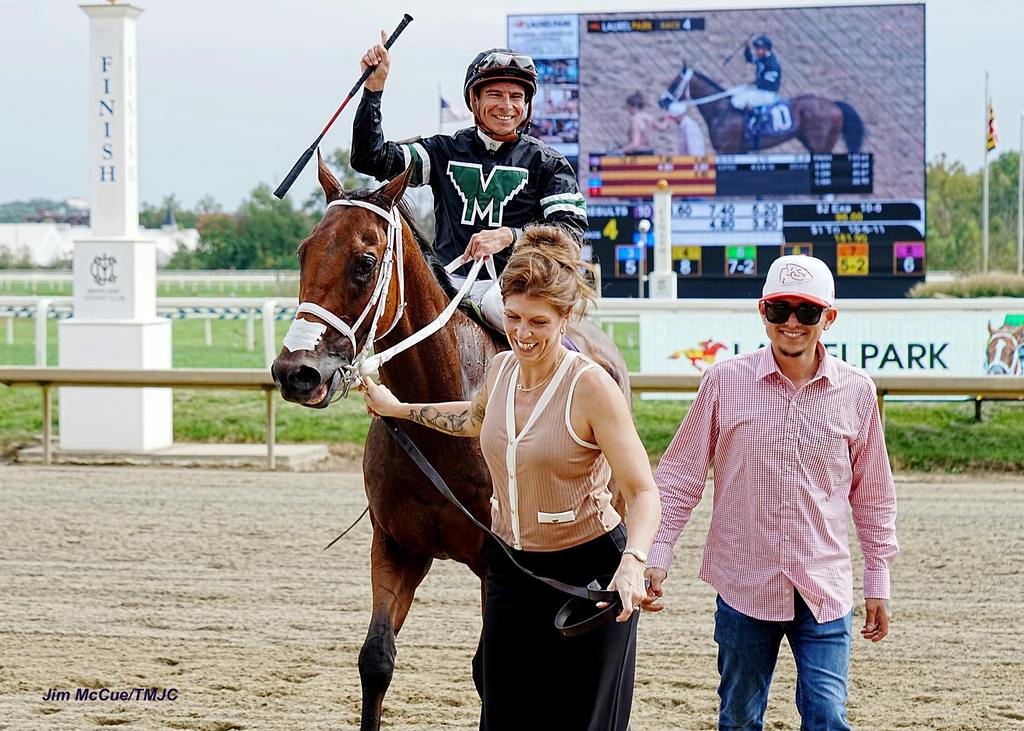 Sarah White guies Kohoutek to the winner’s circle. (Jim McCue/TMJC)