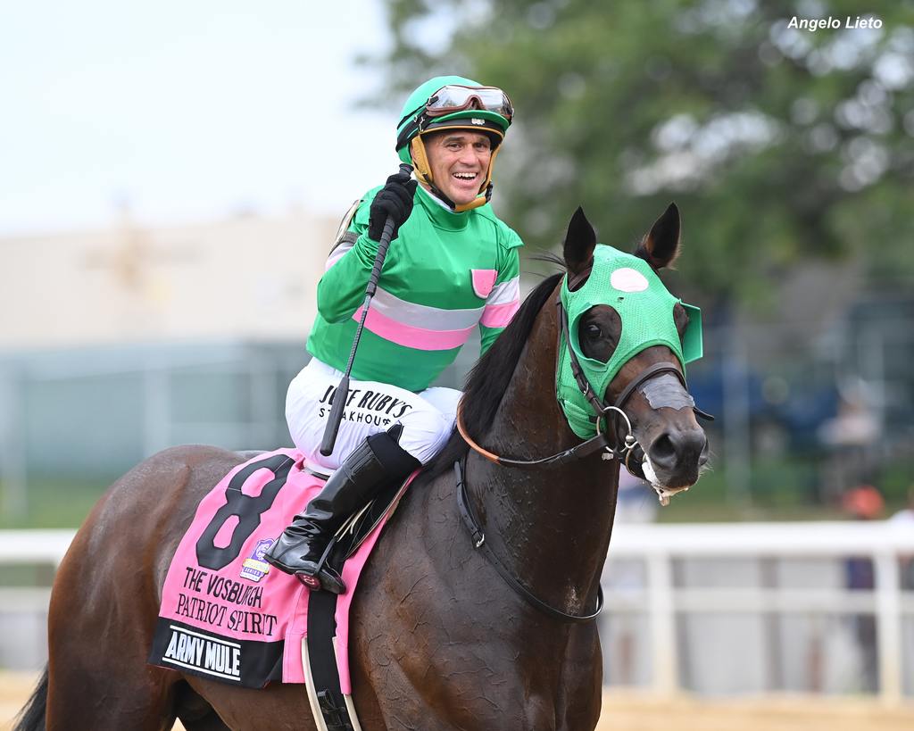 Javier Castellano all smiles. (Angel Lieto)