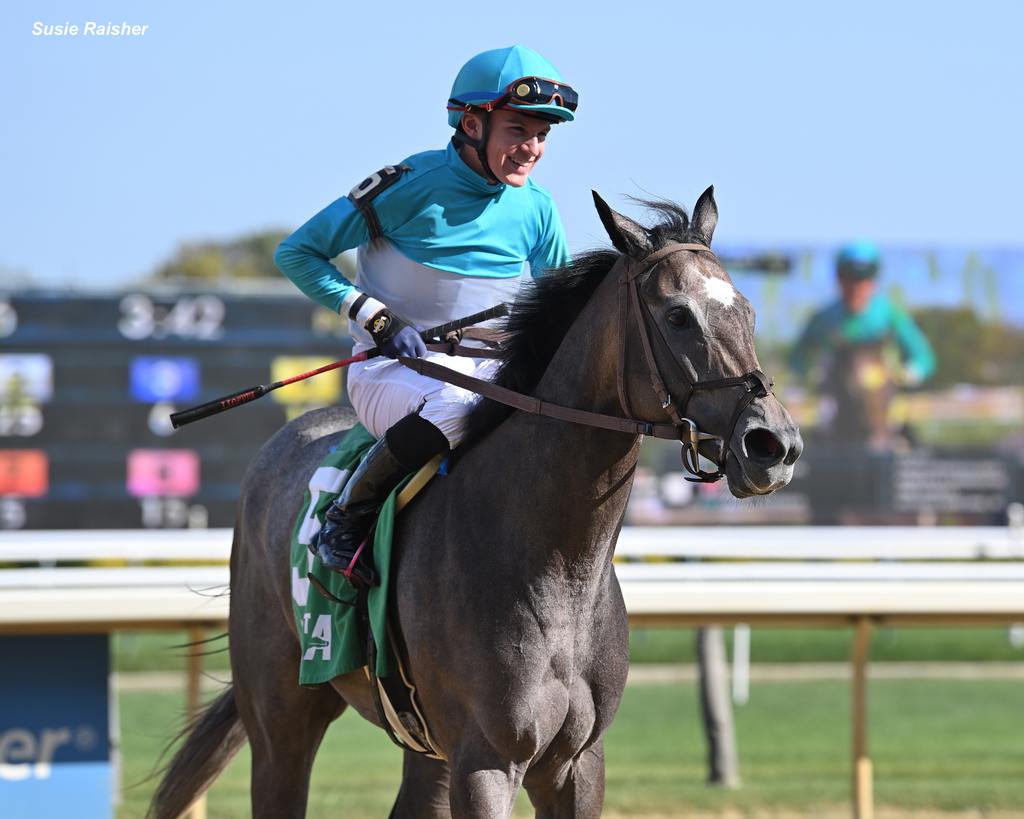 Chris Elliott and Sweet Montreal after their victory. (Susie Raisher)