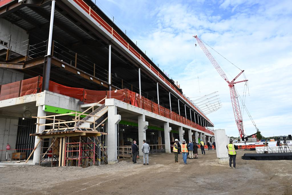 Hoisting the beam and topper. (NYRA Photo)