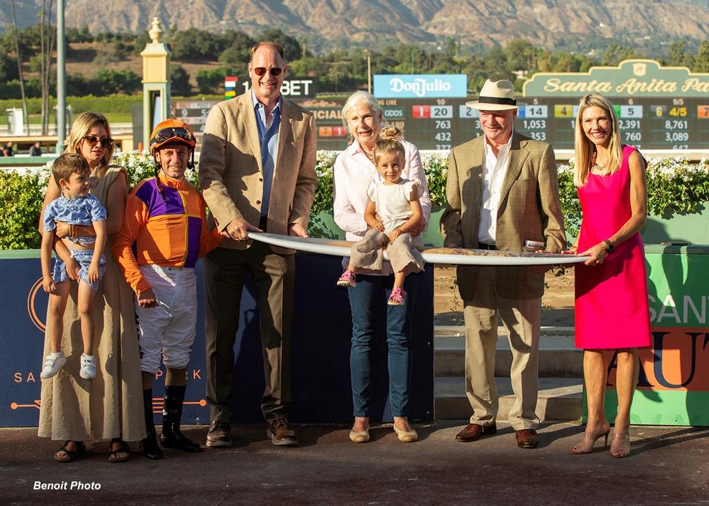 Happy connections riding the wave! (Benoit Photo)