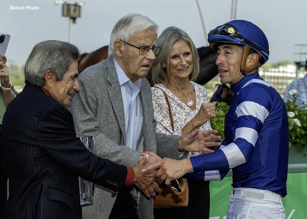 Juan Hernandez gets congrats from owners and HoF jockey Laffit Pincay Jr. (Benoit Photo)