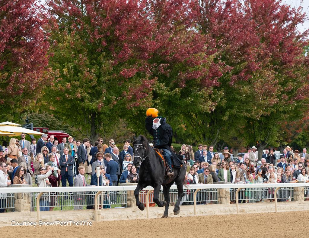 The Keeneland Headless Horseman entertains the fans. (Courtney Snow/Past The Wire)