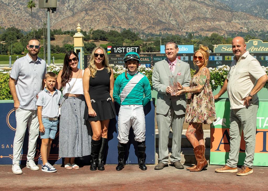 Happy Connections. (Benoit Photo)