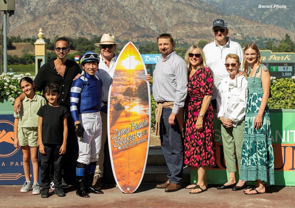 Happy Connections with their cool surfboard trophy (Benoit Photo)
