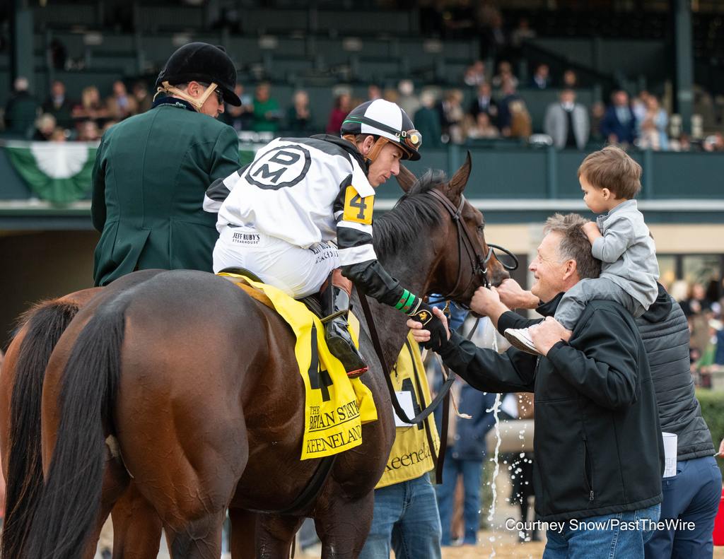 A sweet post-race moment for the team. (Courtney Snow/Past The Wire)