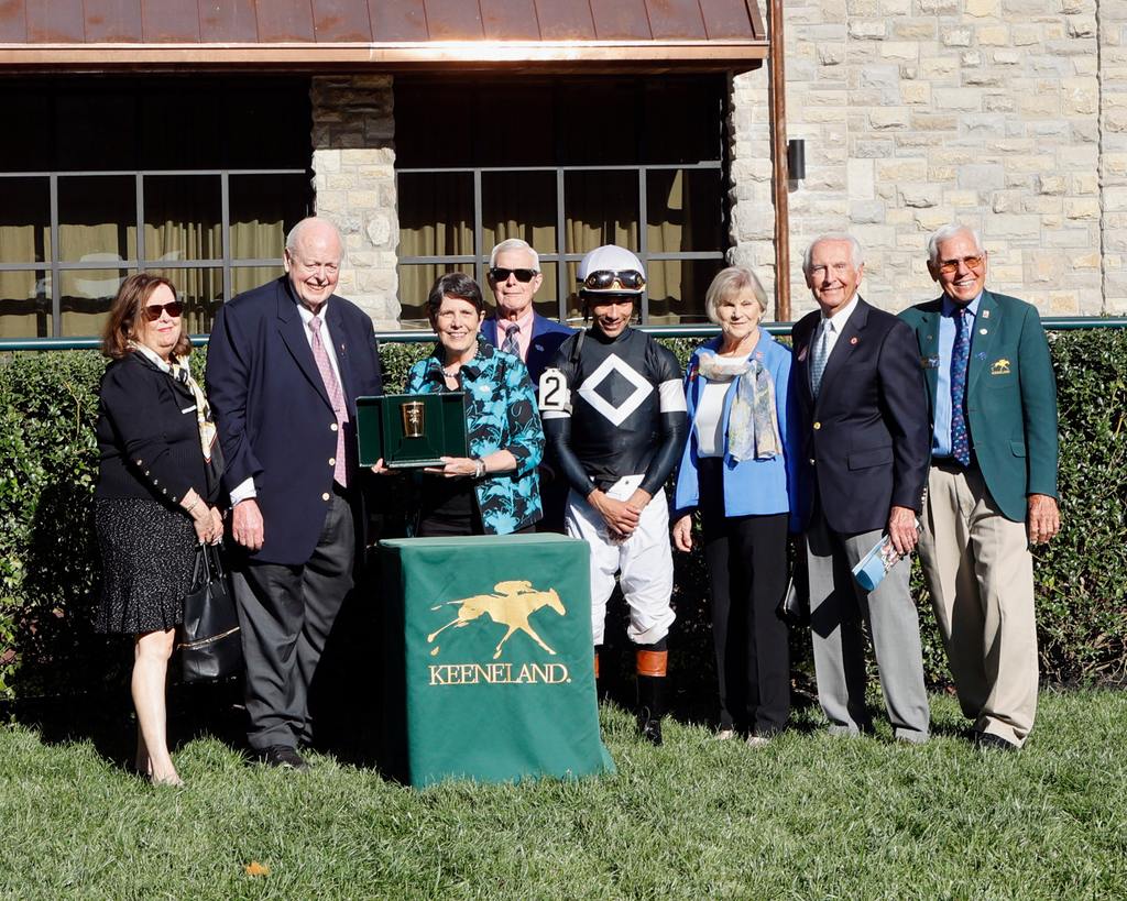 Jose Ortiz up wins the 2025 Franklin for trainer Mark Casse and owner Tracy Farmer. Presenters were Mayor Linda Gorton and her husband, Charlie, a retired Major General in the Army, with Jane and Steve Beshear, former governor of Kentucky. (Keeneland Photo)