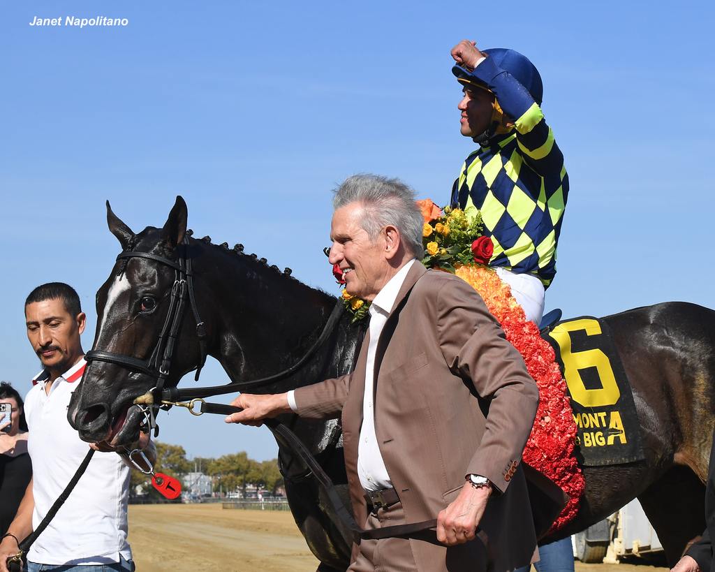 Happy connections head to the winner’s circle. (Susie Raisher)